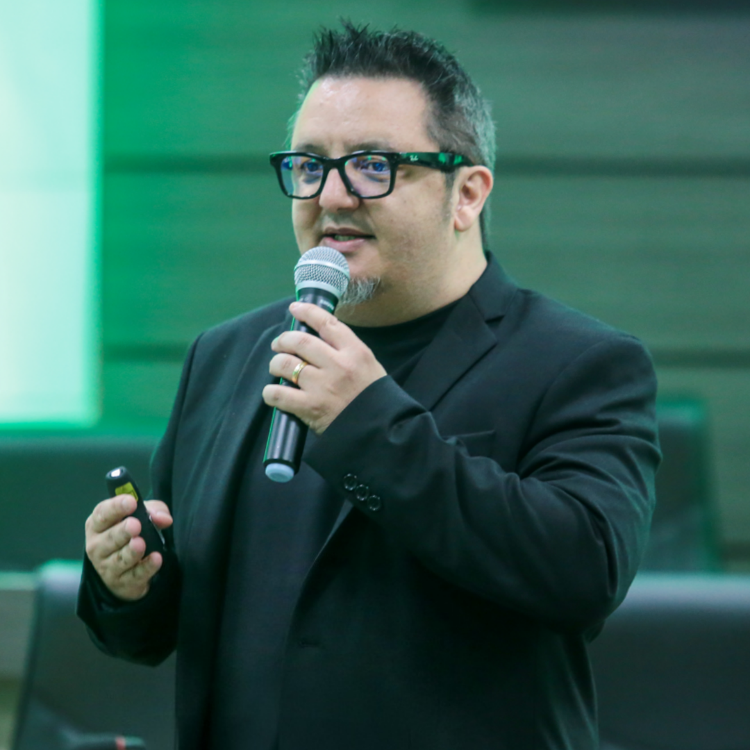 Ricardo Matiello dando palestra sobre Inteligência Artificial